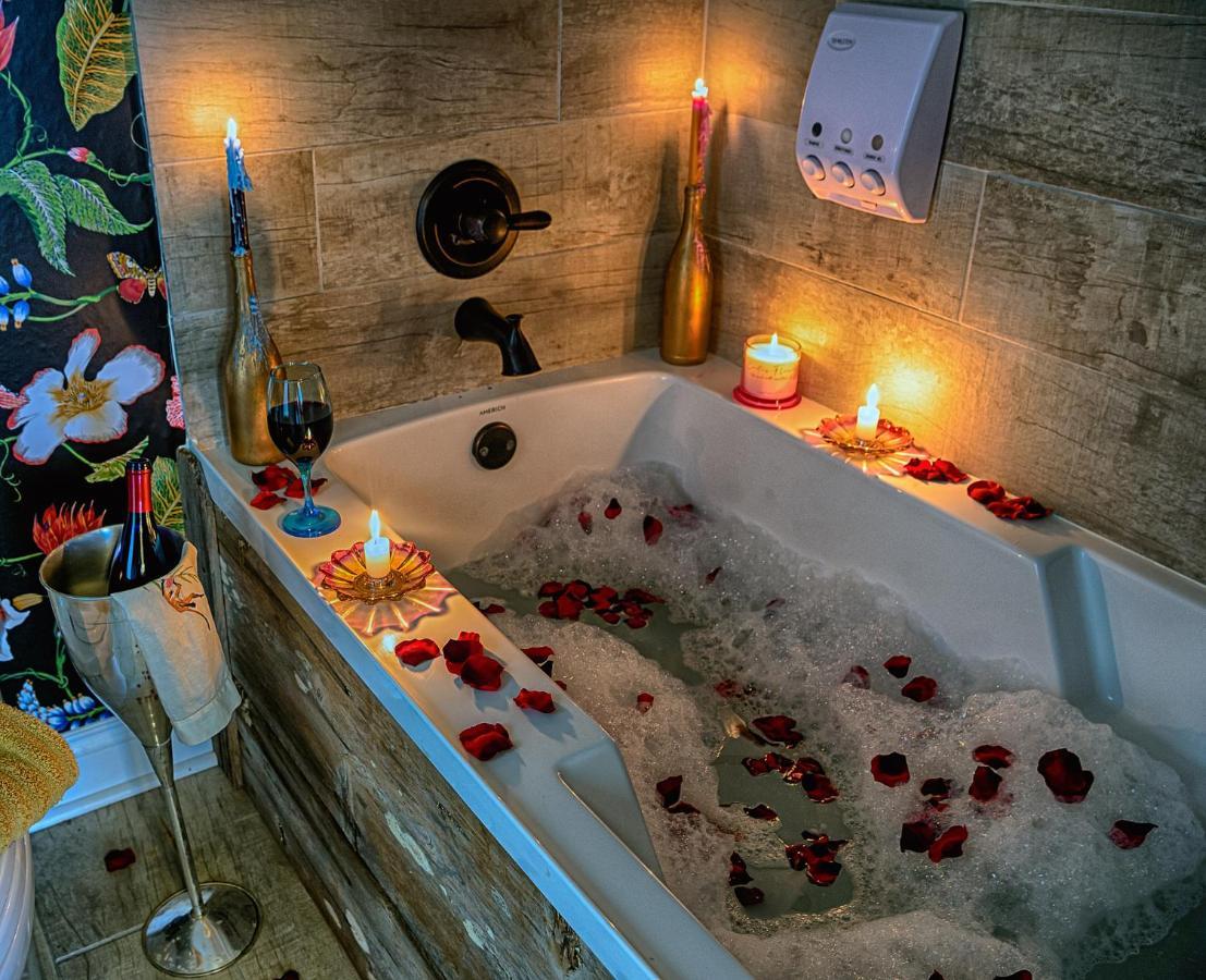 Chateau Royale, Pet Friendly, On Bayou, Downtown! ニューアイビーリア エクステリア 写真